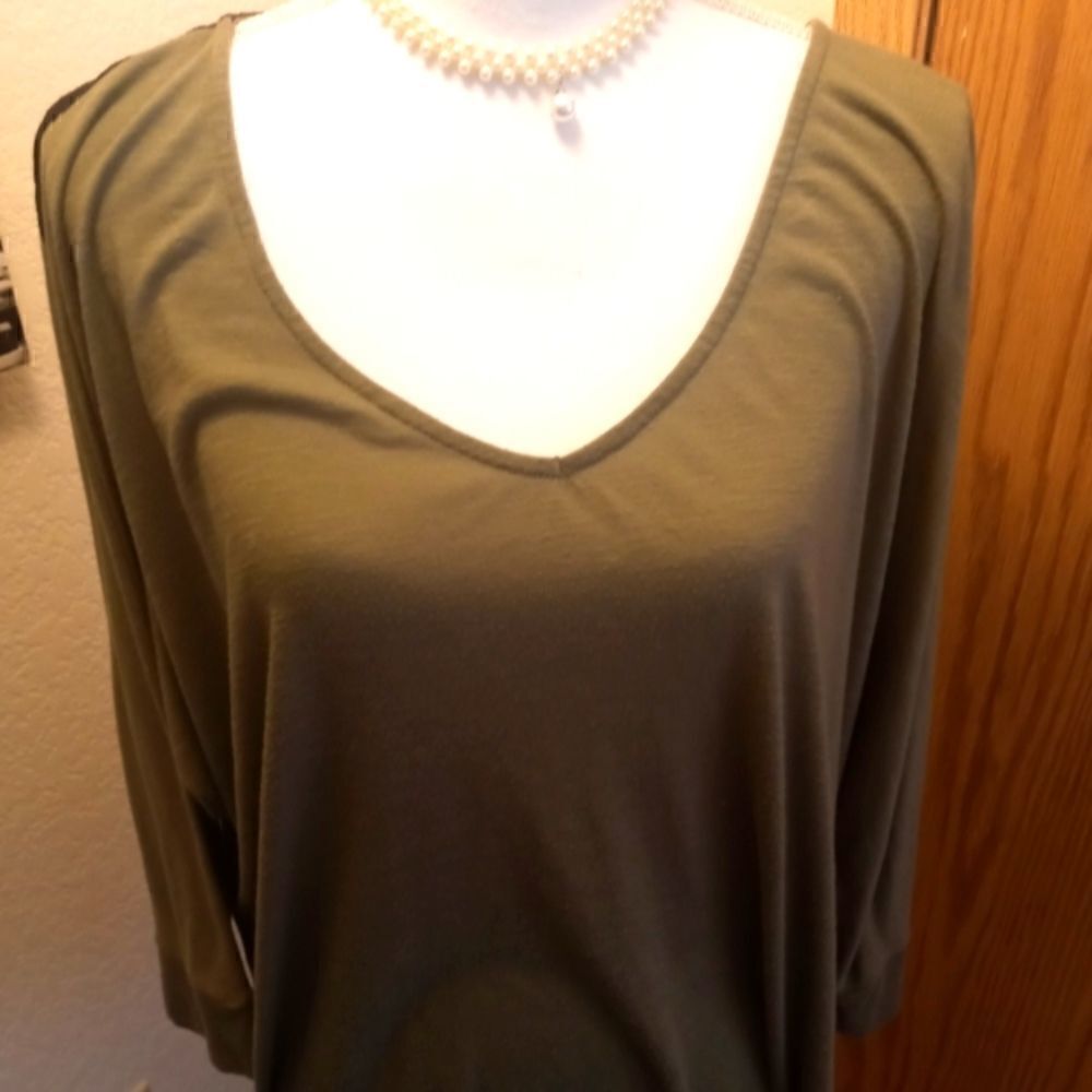 Torrid Green/Black Lace Long Sleeve Top-Size 3-PreOwned